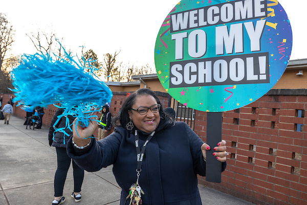 CharMeckSchools's tweet photo. Students at Merry Oaks International Academy were welcomed by the @panthers spirit squad this morning, part of a #Read20 campaign. Students were encouraged to read at least 20 minutes a day and play at least 60 minutes a day. #engagementexcellence #endlesspossibilities https://t.co/quObt72hhg