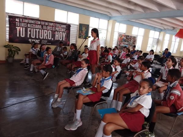 #DesdeAmancio
#RadioMaboas 
En el centro mixto ,Juan Manuel Ameijeiras, 50 pioneros del municipio de #Amancio se reunieron  para celebrar la Asamblea 64 aniversario de la Organización de Pioneros "José Martí" .