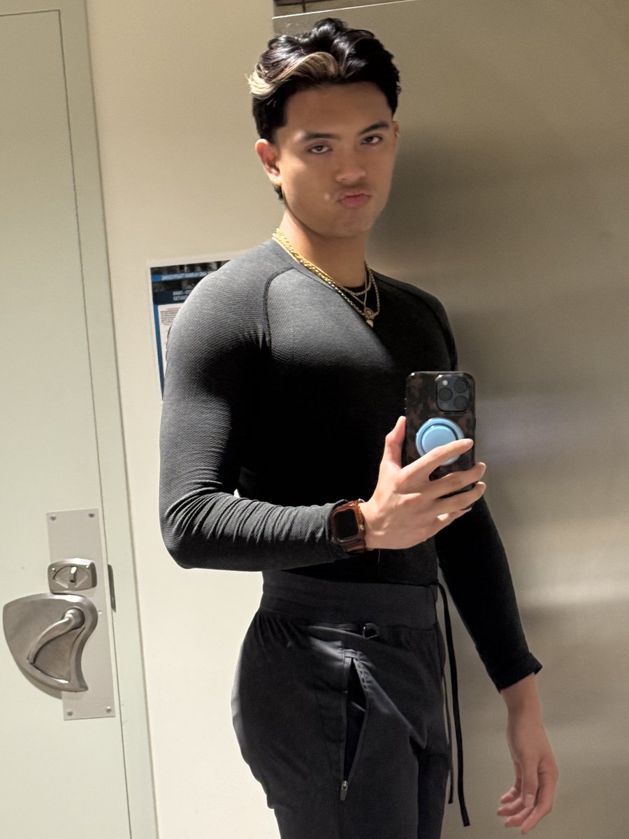 miggzz_'s tweet photo. They’re making us wear scrubs now :( https://t.co/GHZvA66oGB