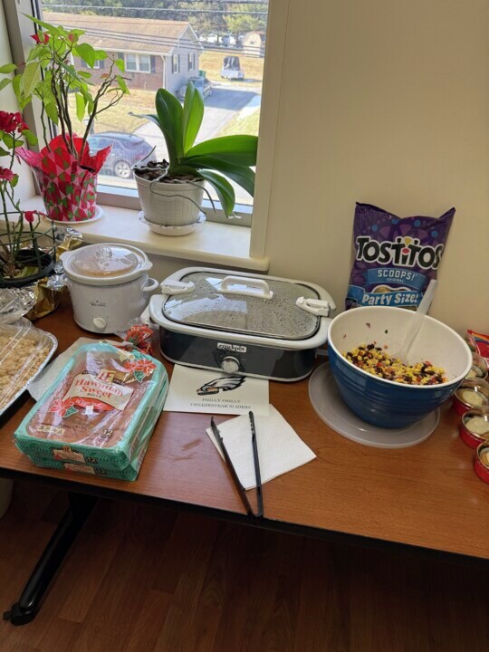 NEIFundorg's tweet image. The countdown to Superbowl LIX is on at the National Energy Improvement Fund!

From football-themed treats to Philadelphia sports gear, it's no secret as to who this office is rooting for on Sunday🏈

#NEIF #SuperbowlLIX #PhiladelphiaEagles #KansasCityChiefs