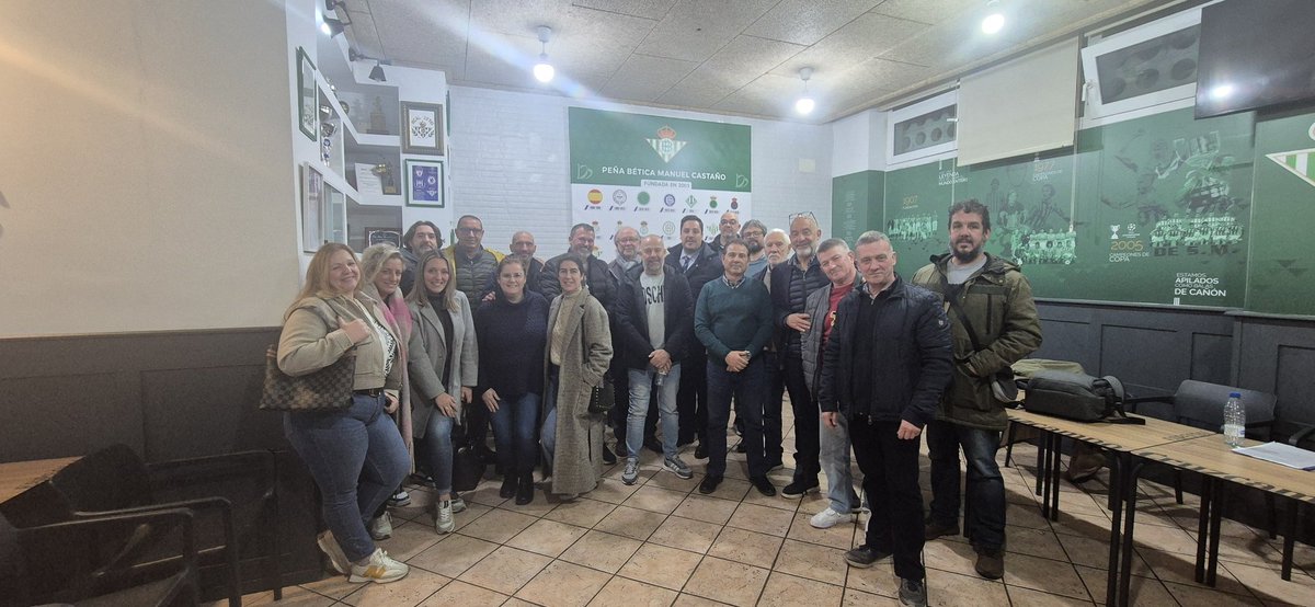 ppepelusev's tweet photo. Acabamos el día, con reunión con comerciantes de nuestro @dtoestealctorr . La campaña de #Navidad ha sido un éxito según ellos, así que nos marcamos nuevos retos para estos meses. #Seguimos #compraentubarrio https://t.co/gAsUYM614G