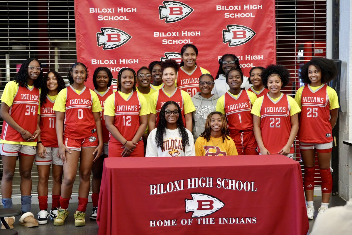 Signing Day ✍️ congratulations to Aaliyah and Aubrey for signing with Pearl River Community College!!

#BlxIndianNation | #OneTribe
