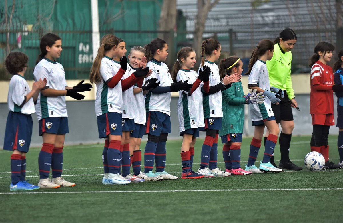 “Siempre que enseñes, enseña a dudar de lo que enseñes” J. Ortega y Gasset

Lo que disfruto entrenando a mis pequeñas guerreras 🤍