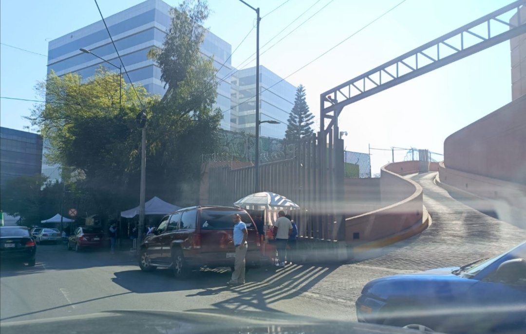 elsoldelomas's tweet image. Cuando se les solicitan operativos para liberar banquetas y primer carril en la Picacho Ajusco, tanto doña @Gabyosoriohdz, su personal de @TlalpanAl y @UCS_GCDMX se hacen como tíos Lolos.
Sus "operativos" los hacen de noche, pero durante el día, ¿qué tal, eh?