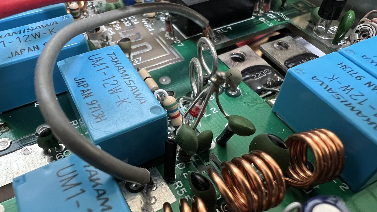 偶に見掛ける東ハイリニアの改造機。ブレークイン対策だと思われます。本機はモード選択してもディレーが殆どないのと、キャリコンの立ち上がりが悪い為、キャリコンではSSBがまともに使えません。現状復旧するよりもスタンバイケーブルでリグと繋ぐのが手っ取り早いです。