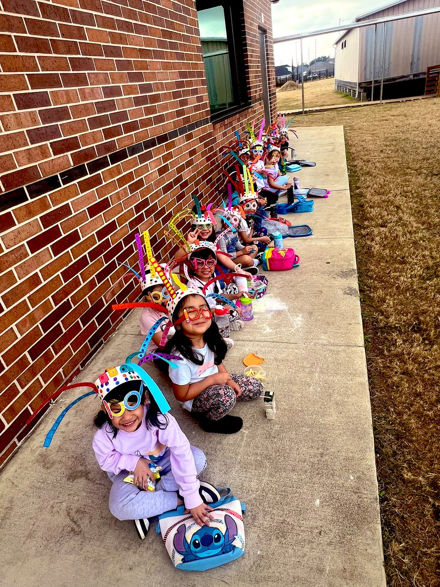 MrsCastillo4's tweet photo. Celebrating 100 Days of Loving PreK @BrosnahanES  @GR_Houston @CyFairISD @XioRivera39 https://t.co/lSRW6z5H2i