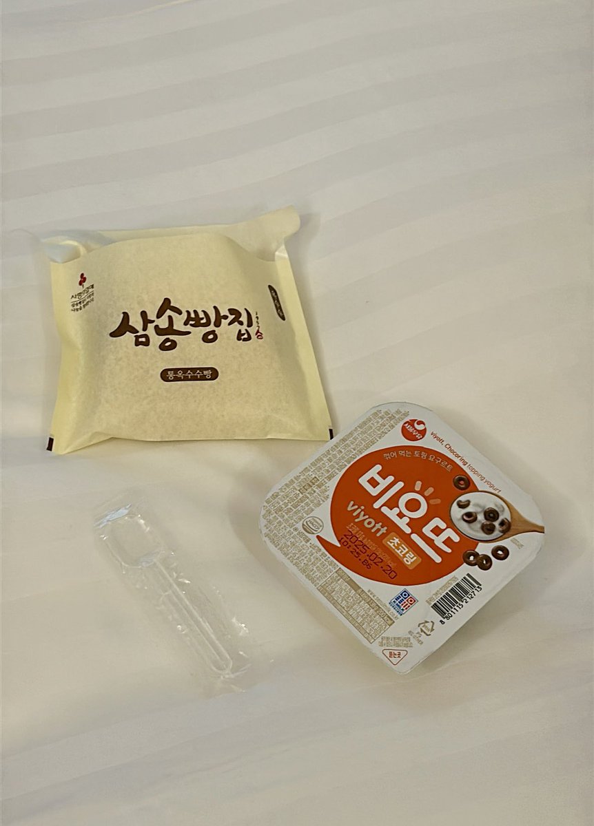 BulmaMoney's tweet photo. 初1人海外～🇰🇷🤍

渡韓の夜食はコーンパンとヨーグルト
ビヨット(viyotto)は外せない～
2+1なので買いすぎてしまう。 https://t.co/GuGXOn0xFp