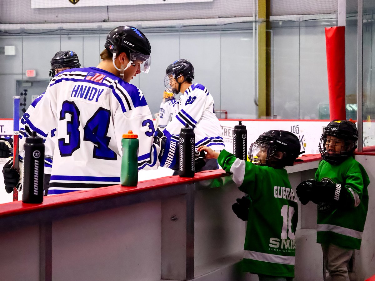 Our local youth players cheering us on 💚 

📸 : @ ct.mediaaa on IG

#YouthHockey #USPHL #HendersonForce #JuniorHockey #HendersonHockey