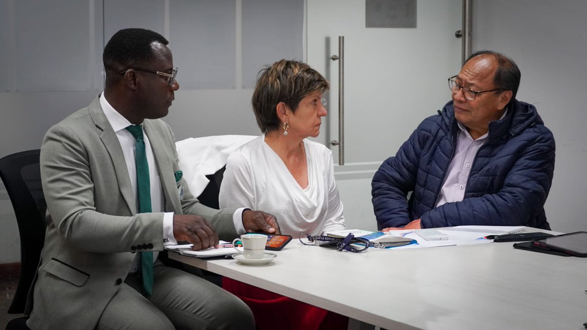 GloriaCuartas's tweet photo. Con los Pueblos étnicos y su sabiduría la Instancia Especial de Alto Nivel del Acuerdo Paz nos están mostrando rutas para acelerar su cumplimiento. 
Pero también @petrogustavo nos ayudan.a Armonizar nuestro corazón.
Ellos rodean su derecho a la paz https://t.co/U3J9uqZEcA