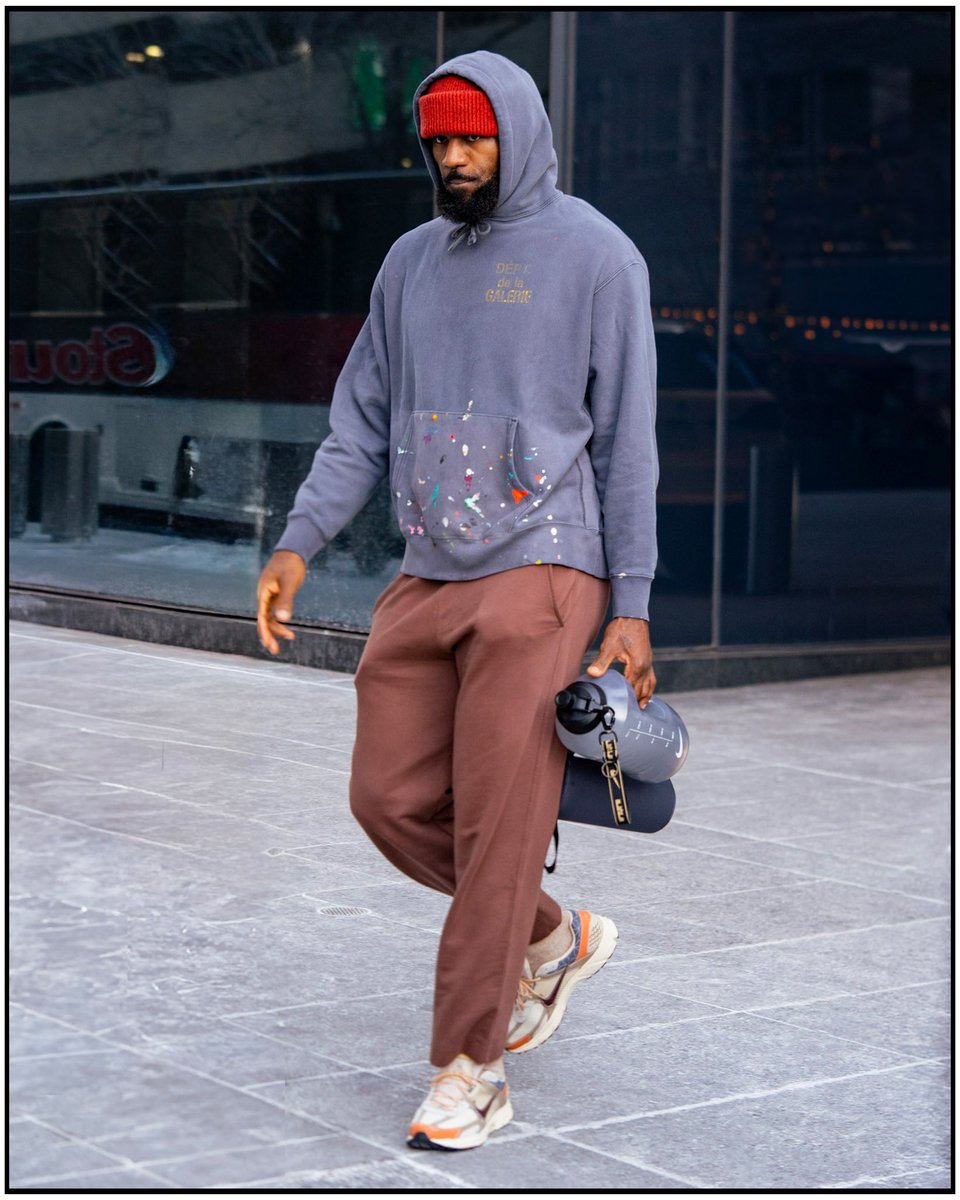 visualsbybren's tweet photo. just a kid from akron.
•
Lebron James shot by me https://t.co/P3HUdfk6Xo