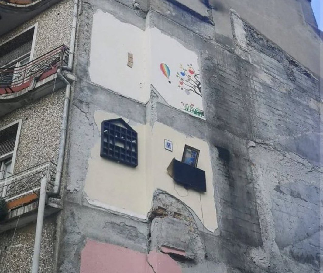 Arada duvar yok, yan binanın duvarını kullanılmışlar. En çok da bunu unutmayın..