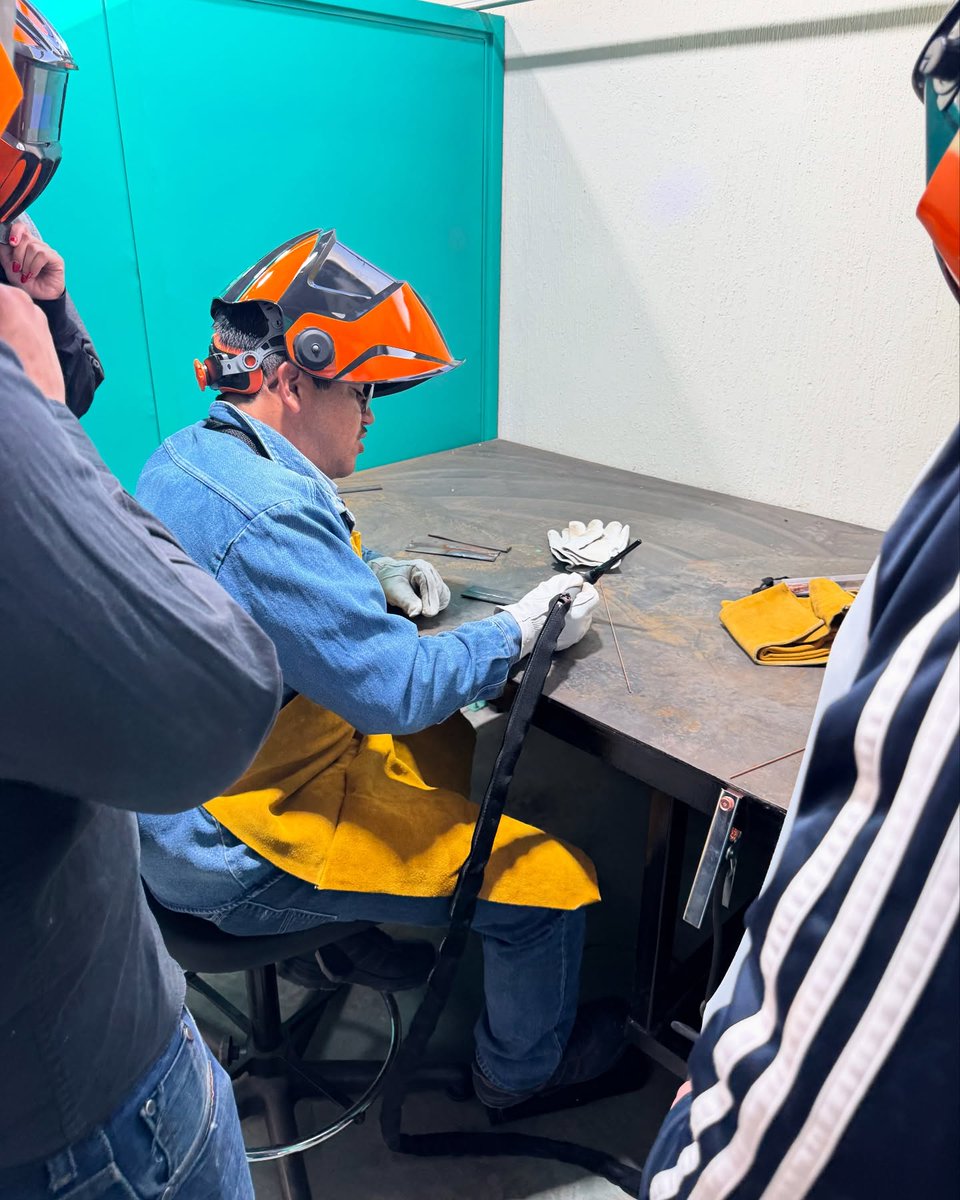 UTGUAYMAS's tweet photo. El grupo de TSU Manufactura Aeronáutica de 4• cuatrimestre, participó en una práctica demostrativa de soldadura, realizada por el profesor José A. Peinado.
 Próximamente, ellos pondrán en práctica estos conocimientos, reforzando sus habilidades y adquiriendo más experiencia. https://t.co/b7vuPTiSOF
