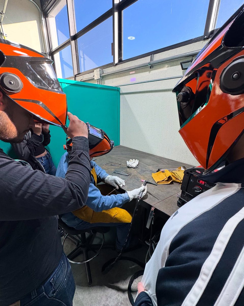UTGUAYMAS's tweet photo. El grupo de TSU Manufactura Aeronáutica de 4• cuatrimestre, participó en una práctica demostrativa de soldadura, realizada por el profesor José A. Peinado.
 Próximamente, ellos pondrán en práctica estos conocimientos, reforzando sus habilidades y adquiriendo más experiencia. https://t.co/b7vuPTiSOF