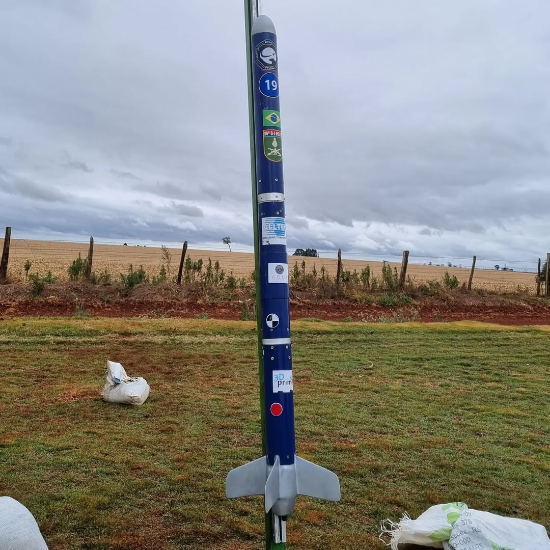 equipe_epta's tweet photo. E o que mantém a ogiva no lugar até o momento exato da ejeção? É o sistema de trava. Com parafusos em U, câmaras de pólvora e fios de paracord, esse sistema garante que a ogiva permaneça segura durante o voo e seja liberada apenas quando o foguete atingir a altitude ideal. https://t.co/u5rvDOVDwJ