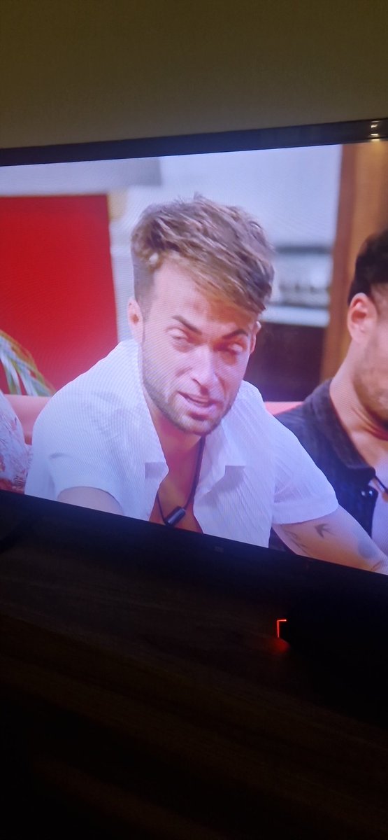 Mosess8's tweet photo. MONTOYAAAAAA putain reste concentré #IleDeLaTentation 🤣🤣🤣 https://t.co/XHNTGkZF0Q