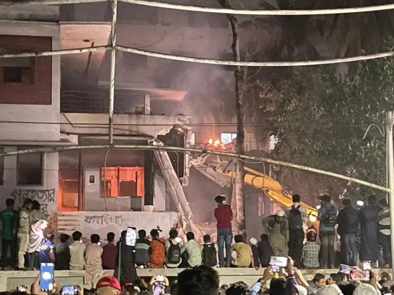 taslimanasreen's tweet photo. The last trace of the architect of independent Bangladesh has been burned to ashes today.
Cry, Bangladesh, cry. https://t.co/lj17JJ4IzJ