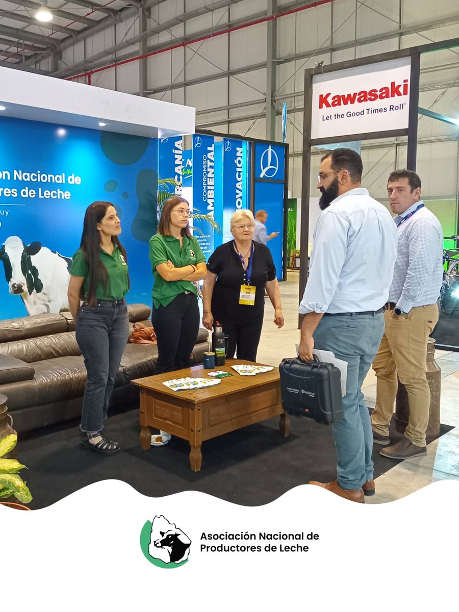 anpl_uy's tweet photo. Así vivimos nuestra primera jornada en @agroenpunta 🫱🏻🫲🏽 ¡Gracias a quienes nos acompañaron! 📌 Los/as esperamos hasta el 7 de febrero en el Centro de Convenciones de Punta del Este.
#ANPL #AgroEnPunta https://t.co/icMe2myzp3