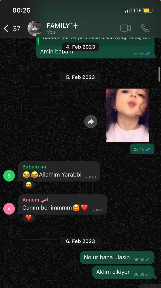 2 sene önce bu saatler. Sizden son mesajımı aldım. Sonrası ortada. Üzgünüm annem, üzgünüm babam. Ölümünüzde payı olan katiller hala yargılanmadı, hala istifa olmadı, hala naaşınız bile çıkmadı… Elimden geleni hatta fazlasını deniyorum ama olmuyor. Çok acı ama olmuyor