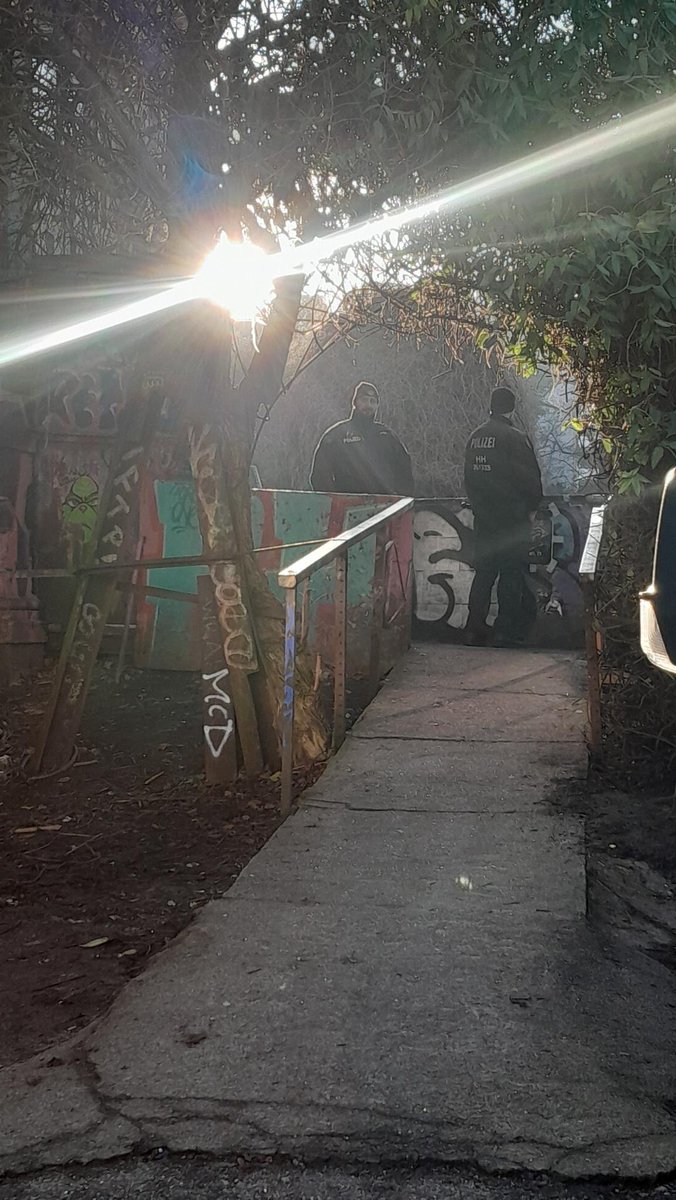 Die Arbeit der Praktikant*innen letzten Sonntag hat uns nicht gefallen. In Zukunft machen wir unsere Türschichten doch wieder selbst!