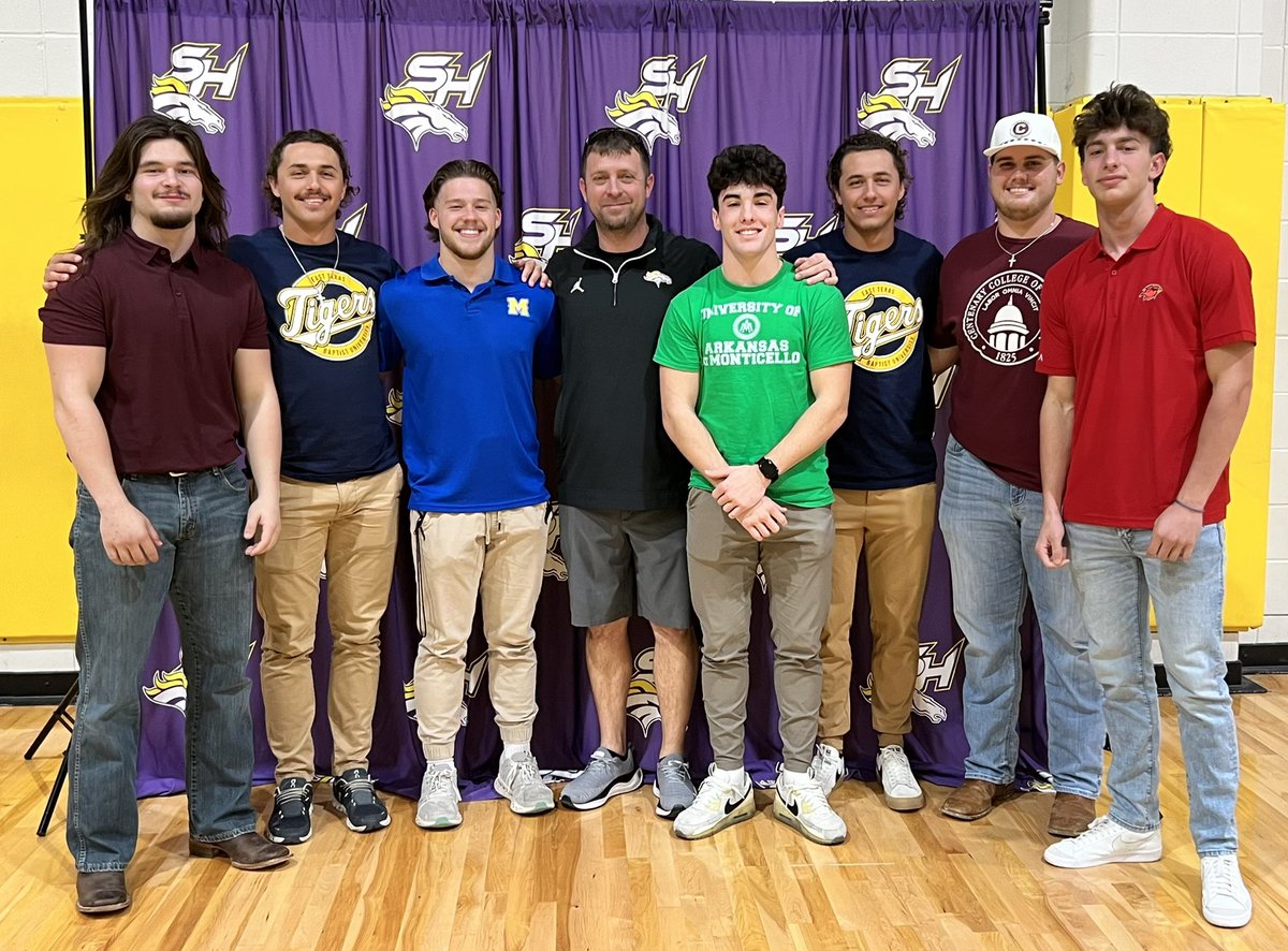 Chaston_Tavares's tweet photo. Congratulations to these Sam Houston Broncos for signing to continue their athletic and academic careers to play College Football!

L-R:
Keaton sonnier - Centenary
Ty Stout - East Texas Baptist University
Drew Bailey - McNeese
Drew Dronet - University of Arkansas Monticello
Gavin Stout - East Texas Baptist University
Jack Davis - Centenary
Ayden Rose - Lamar
