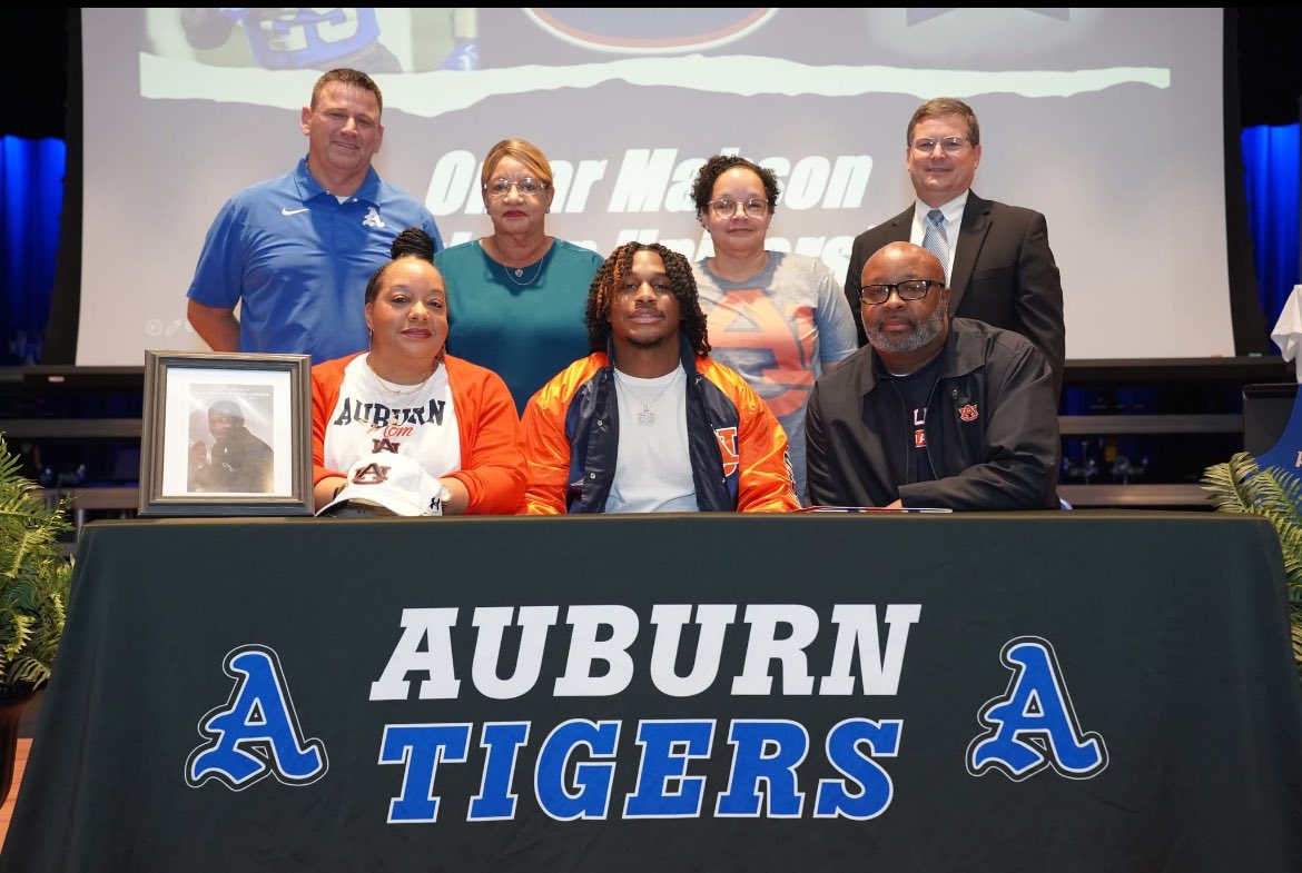 Auburn High Football (@auburnhighfb) on Twitter photo AHS NSD 2025šļø: Omar Mabson <a href="/omarmabson29/">Omar Mabson II</a>
signs with Auburn University l! Congratulations Omar!
#BlueCollarMentality
#recruittheA AHS NSD 2025šļø: Omar Mabson <a href="/omarmabson29/">Omar Mabson II</a>
signs with Auburn University l! Congratulations Omar!
#BlueCollarMentality
#recruittheA