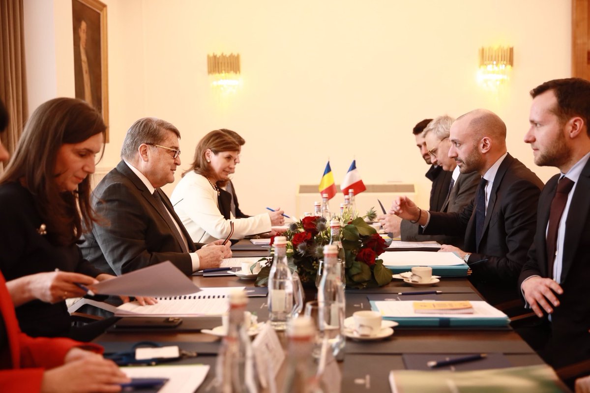benjaminhaddad's tweet photo. Aujourd’hui à Bucarest aux côté d’un partenaire historique de notre pays. 

Lutte contre l’ingérence russe, sécurité de la Mer Noire, renforcement de la compétitivité européenne, la relation 🇫🇷 🇷🇴 est plus importante que jamais.

Des échanges riches avec Emil Hurezeanu @MAERomania et @ClaraStaicu .
