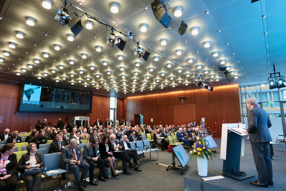 EmbaMexAle's tweet photo. El Emb. @pacoquiroga dio un mensaje de bienvenida en la 18ª Conferencia Latinoamericana de la Economía Alemana, en su calidad de presidente pro tempore del Grupo de Embajadores de América Latina y el Caribe (GRULAC).
Destacó la importancia de profundizar y diversificar los vínculos económicos entre nuestras regiones, partiendo de la sólida tradición de cooperación, complementariedad y amplias potencialidades. Subrayó que, en el contexto global actual, es esencial fortalecer nuestras relaciones con socios estratégicos, históricos y afines, como Alemania, para avanzar hacia un desarrollo compartido y sostenible. @SRE_mx