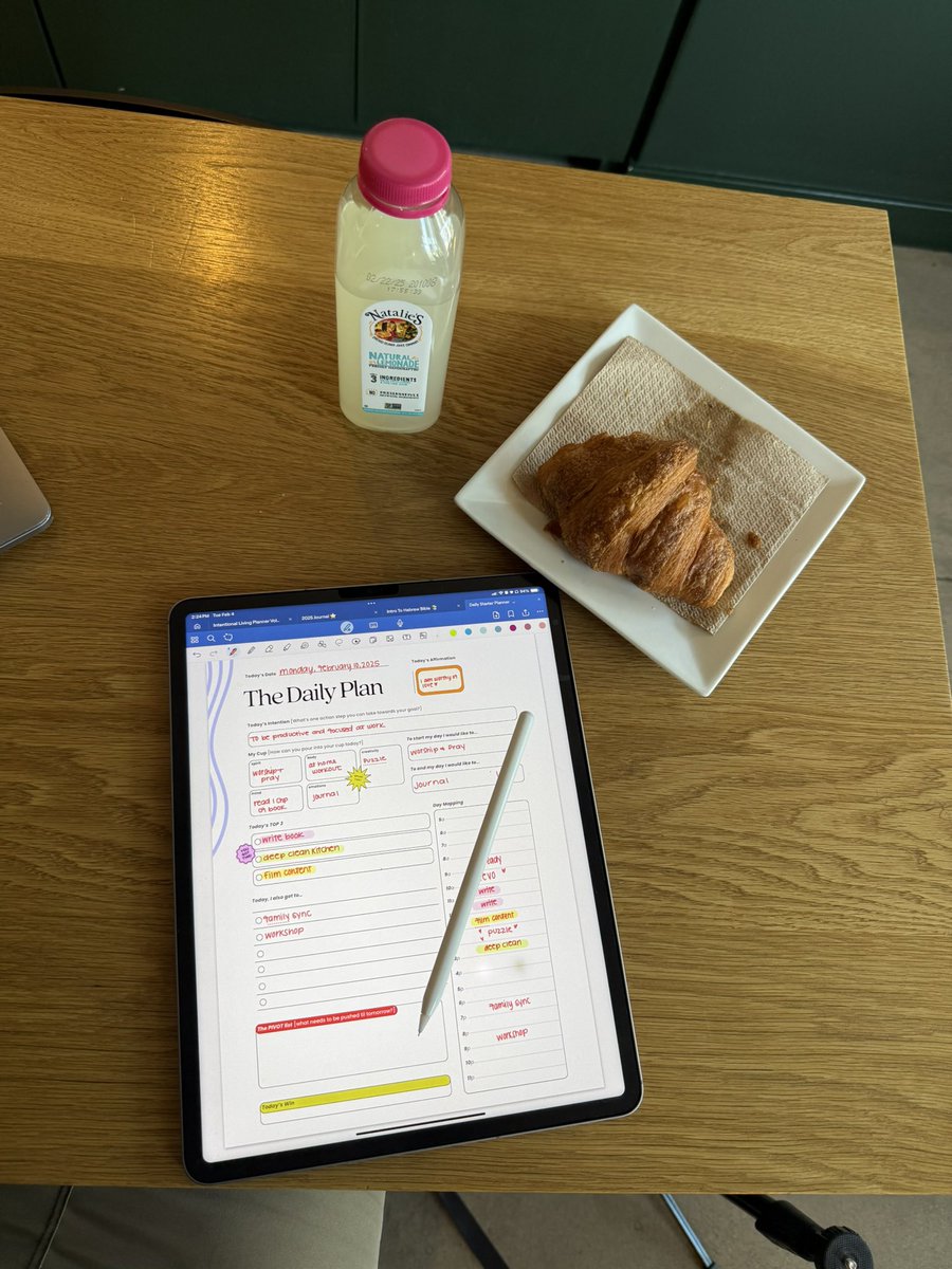 Demyahunique's tweet photo. Hiii💟 My brand is called Detailed and we help multi-faceted women who are ambitious, busy &amp; unorganized live a intentional, balanced &amp; aligned life with our digital planners and tools! 

Our best selling product is our Intentional Living Planner ✨ https://t.co/piHVrOYeCb