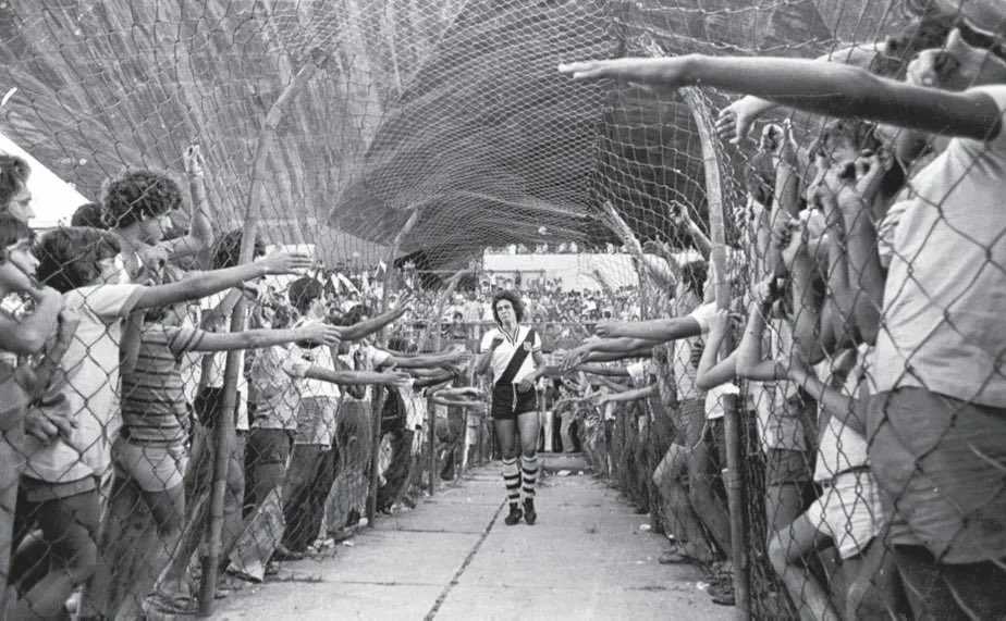 carloshbc's tweet photo. @fasc1nate Roberto Dinamite - Vasco da Gama
Soccer’s fans in Brazil https://t.co/rdL3UErIBE
