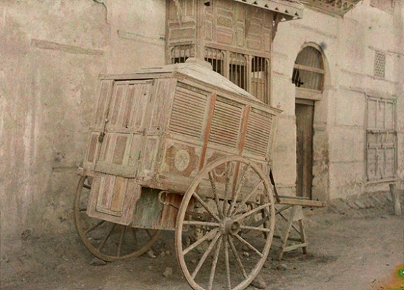 كم من الأسئلة تطرح ومعها الخيال يرافق 
جموح الحنين لأيامك ولأهل قديم جدة