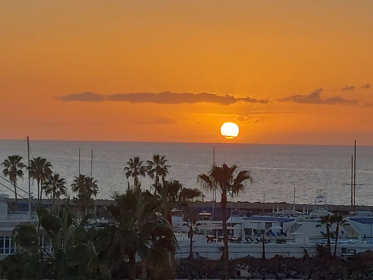 Amazing sunset while having our evening dinner tonight !! 😀❤️❤️