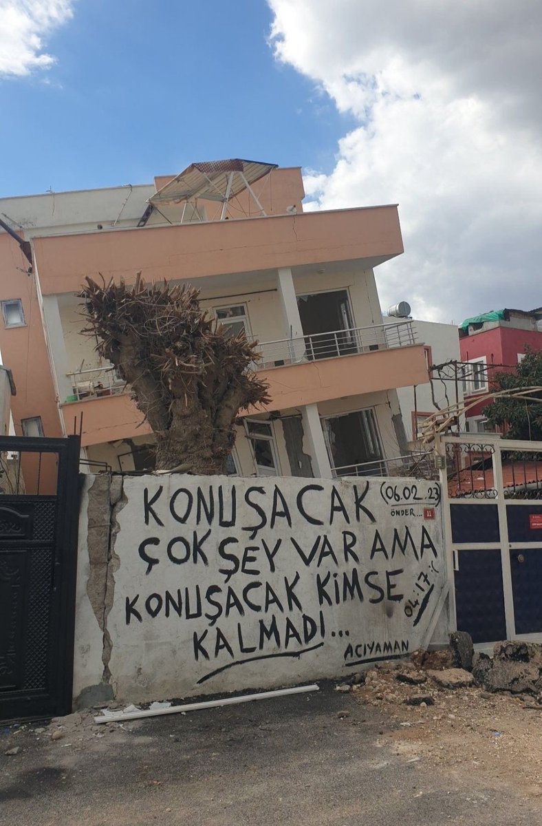 6 Şubat 2023 04:17...Yerler, duvarlar zangır zangır sallanırken kızımla çök kapan yapıp herşeyden çok annemle babamı düşündüğüm kıyamet. Allah benzerini hiç kimseye yaşatmasın 🙏 Konuşacak çok şey var ama konuşacak kimse kalmadı...