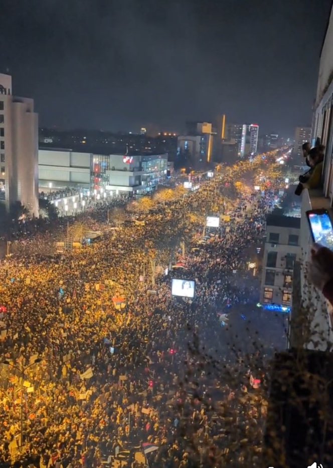 Za mene lično najjači utisak vezan za sveukupnu situaciju je to što je ogoljena intelektualna inferiornost radikalske Srbije. Nikada u istoriji nije postojala tolika razlika u mentalnim kapacitetima između suprotstavljenih strana. Uporedite elokvenciju, kapacitet rečnika, sklad i