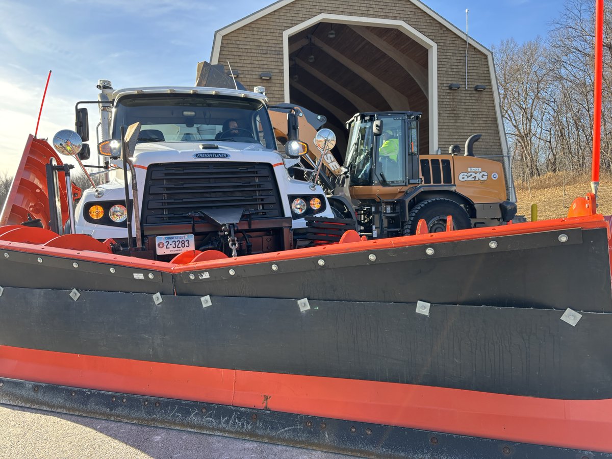 Our crews getting ready for inclement weather! We're expecting snow and ice during rush hour tomorrow, so please delay travel or stay off the roads if you can. If you need to drive make sure to plan ahead, slow down and #DontCrowdThePlow.
#CTDOT