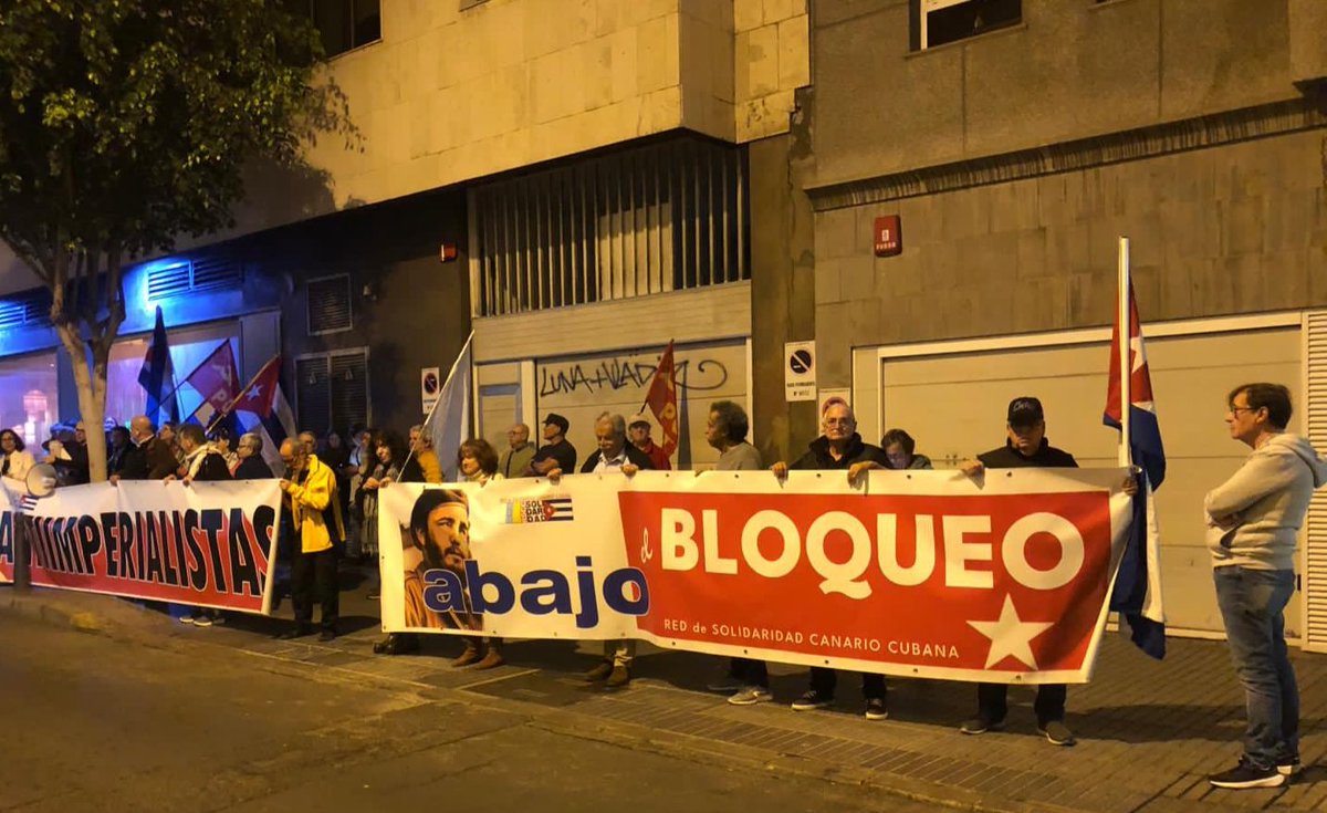 La Red de Solidaridad Canario Cubana se manifestó hoy, en apoyo a #Cuba, frente al Consulado de #USA en Gran Canaria. #CDRCuba #TumbaElBloqueo
