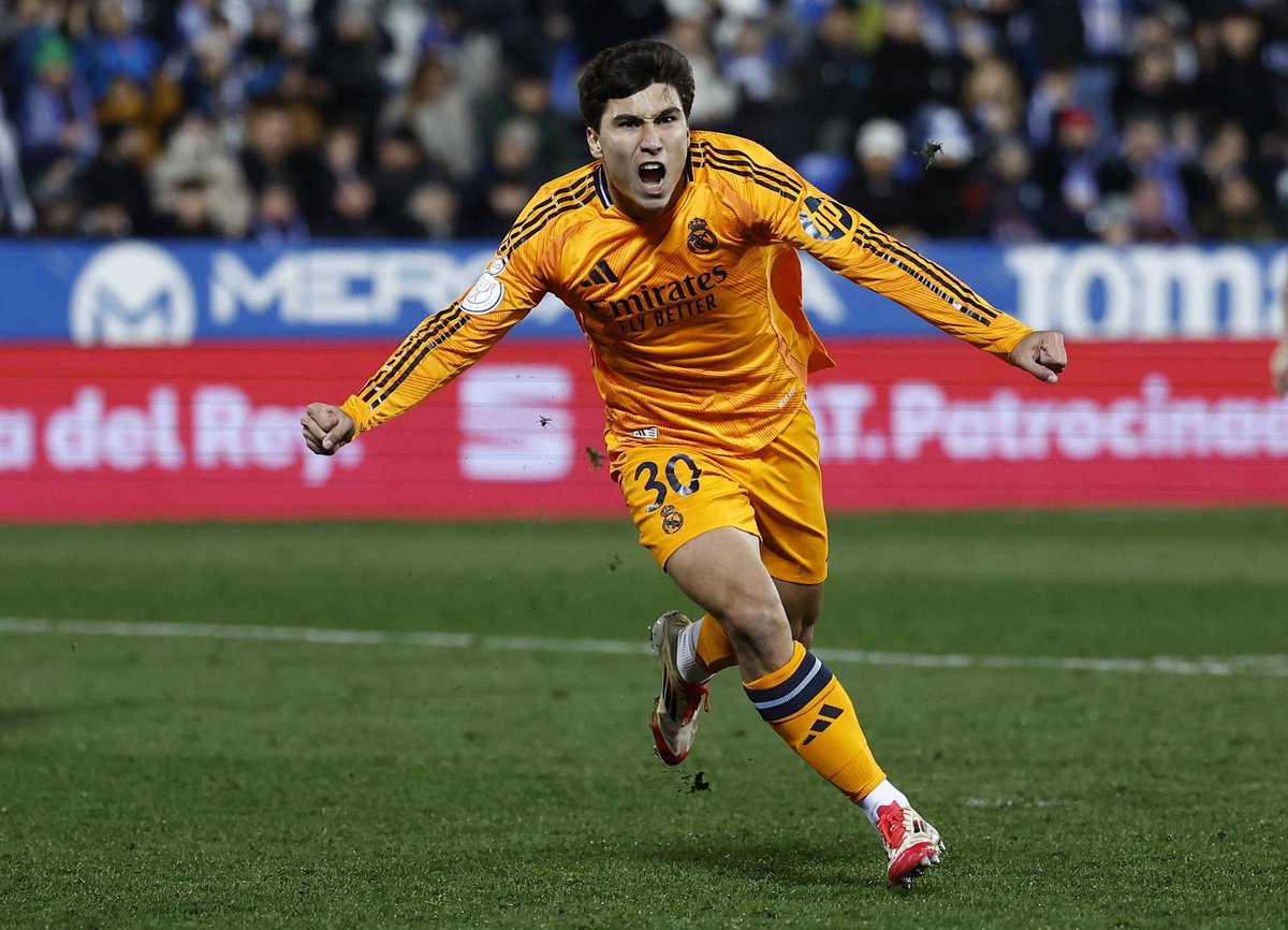 JLSanchez78's tweet photo. (2-3) ¡Gonzalo paga las semis!

Un cabezazo extraordinario del canterano clasifica a un Madrid que se dejó igualar al bajar la intensidad. Muchas rotaciones con Vini generando mucho en la segunda mitad. La Cantera pide paso. https://t.co/HpnSBo3jJU