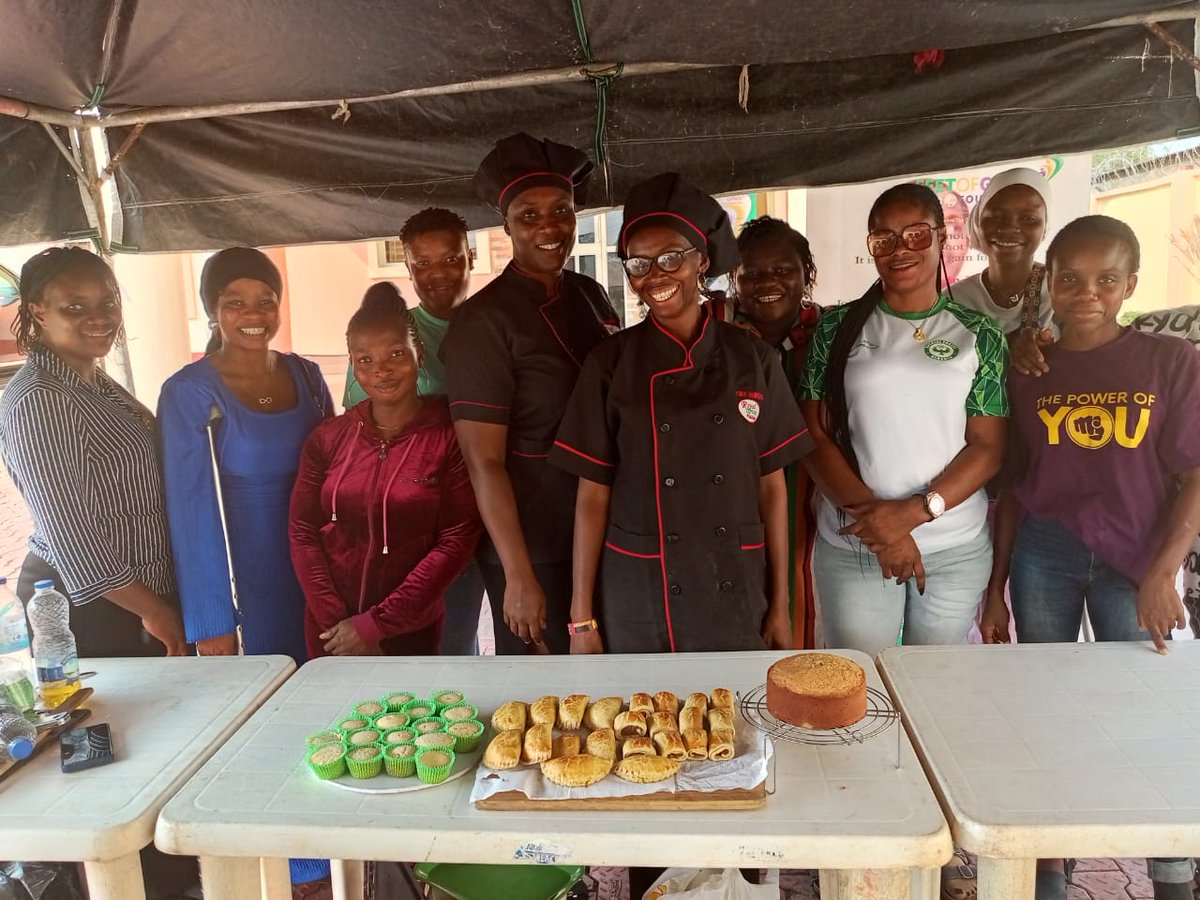 FeetofGrace_F's tweet photo. Catering class did an awesome job in their training and produced some cakes as a result. Well done ladies !!
#womenempowerment #women #feetofgrace #Training #Cooking #baking https://t.co/5eU0x05nxw