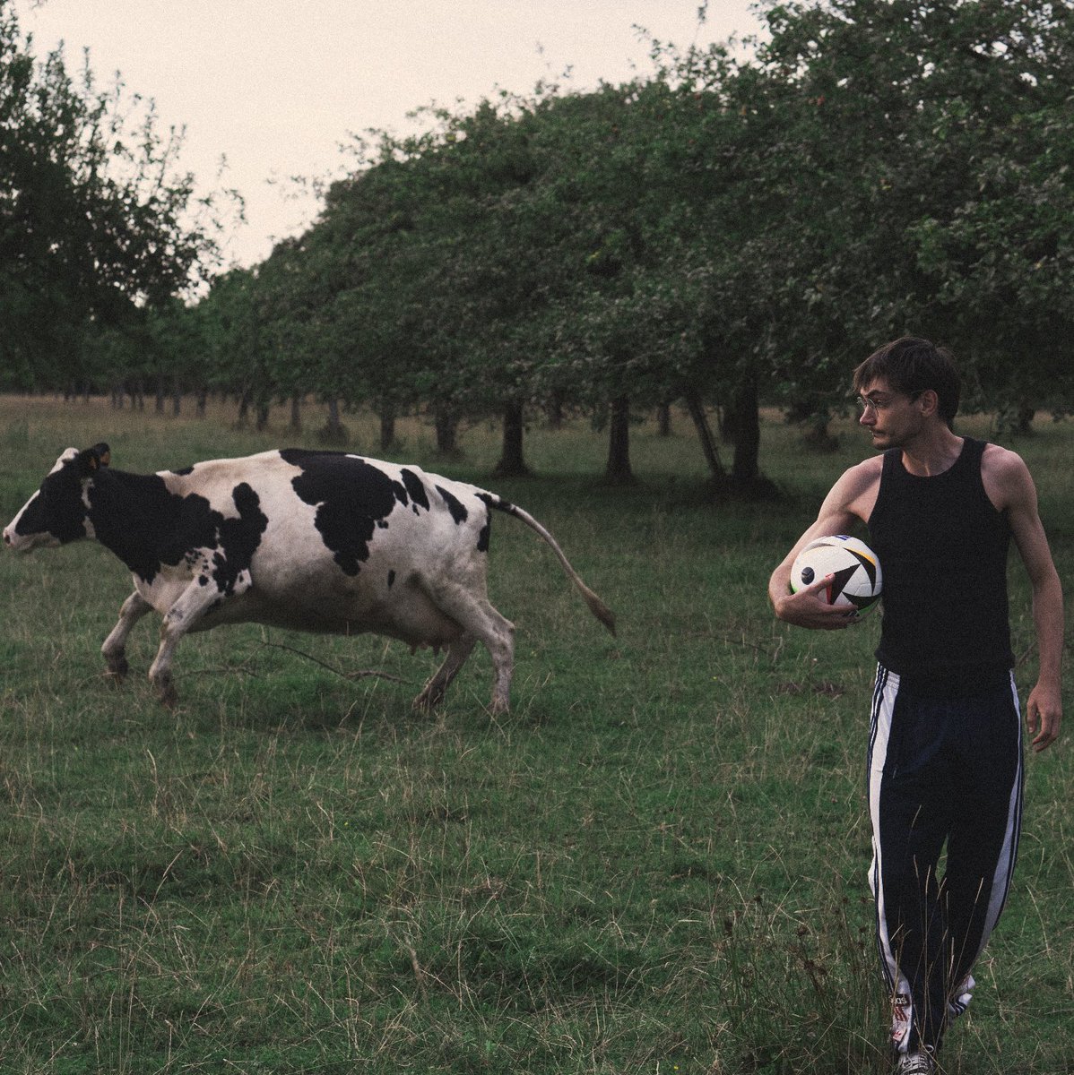 New addition to FoF, French artist Jeune Oji releases 'Eagle 12' - referring to the goal scored by Pedro-Miguel Pauleta during a “classico” #PSG-OM in 2004.

“The Azores Eagle” is a legend of Jeune Oji's beloved club.

fofmusic.lnk.to/apertura