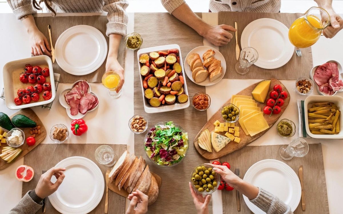 Discover how social and environmental cues influence your eating—and how journaling can help you take control. 
buff.ly/4jGulRj #eatinghabits #healthyhabits