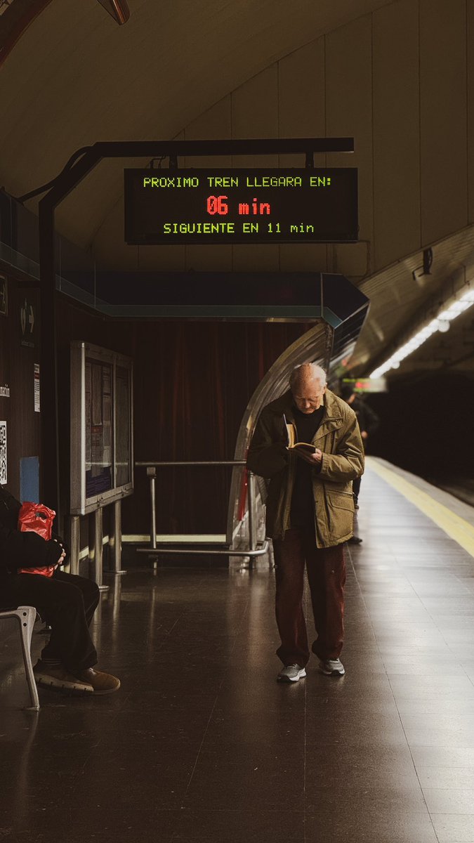 esperando al próximo tren.