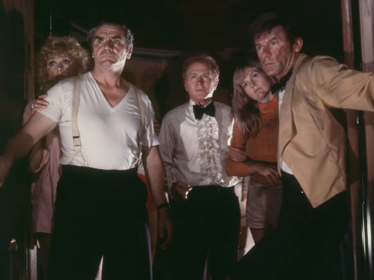 BajoSanta's tweet image. Hoy nació #RedButtons que fue el que dijo aquello de que #LaAventuraDelPoseidon era la mejor película para ver en familia.