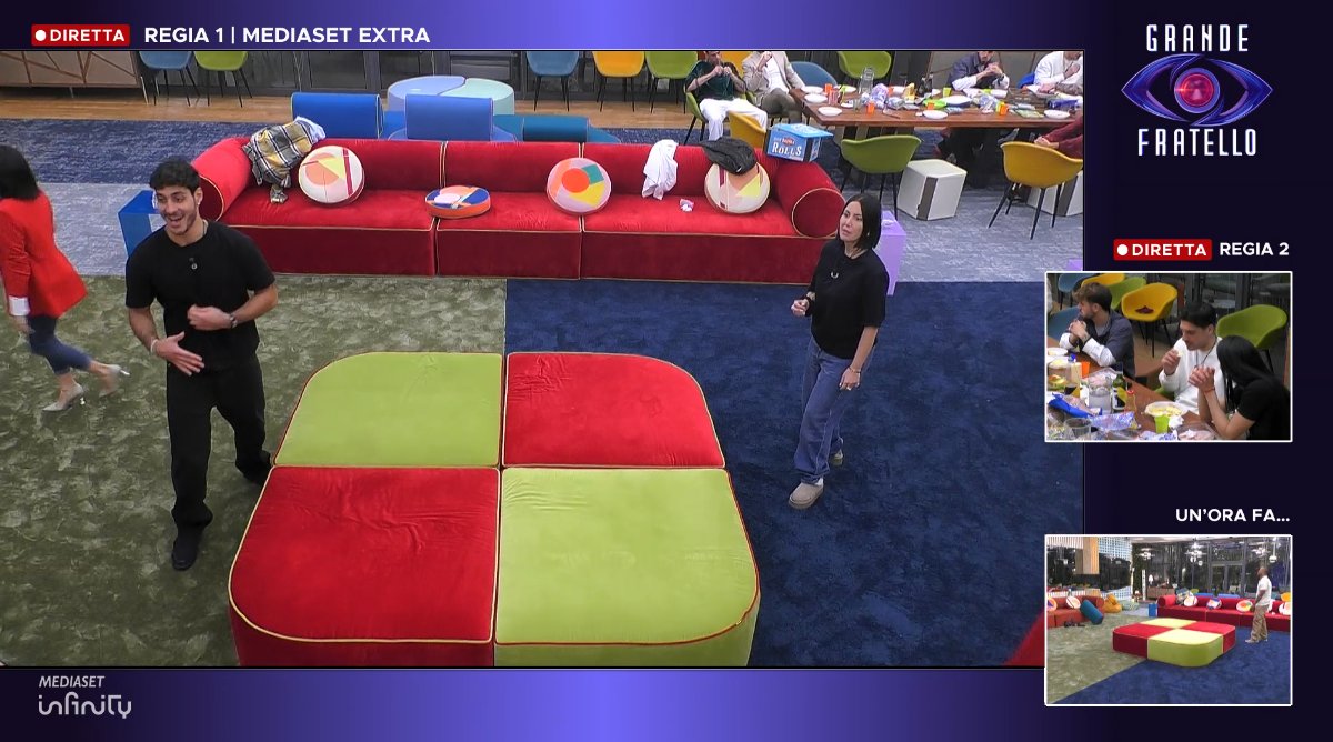 VisioneNotturna's tweet photo. 😂 La Casa del @GrandeFratello in questo momento:
In Regia 1 c'è Javier che si diverte a giocare in salotto.
In Regia 2 ci sono Shaila e Lorenzo che stanno a rodersi il fegato dalla mattina alla sera.
#GrandeFratello #Helevier #Amavier #Javi7 #LaFlottaJ https://t.co/ZUkVwv1Pj6