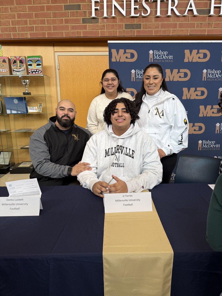 jj_torres77's tweet image. I am extremely grateful to have officially become a part of @VILLEfb this is just the beginning
@coach_shaef @Coachjcmorgan @DbeardDan @LoganTillman @McD_Football_