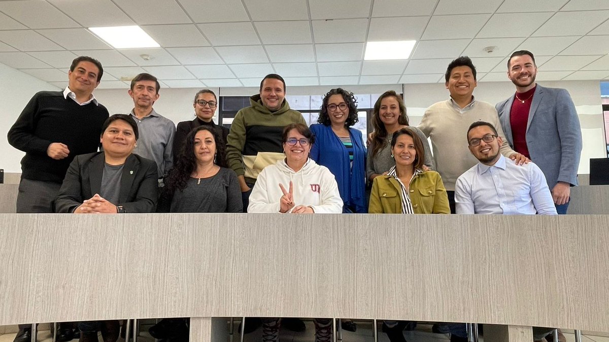 avilanieto's tweet photo. En el Doctorado en Comunicación de la @uasbecuador  Estudiamos mensajes en los mitos y rituales y su proceso de resignificación.  Cómo le damos sentido para interpretar el mundo a partir de patrones legitimados por las estructuras sociales y la cultura.  
El curso es un deleite, aprendo cada día de un grupo maravilloso.  
(la profe es la de azul😇)