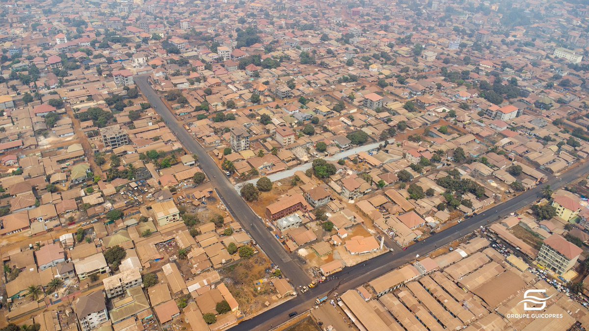 Guicopres_SA's tweet photo. • 𝗬𝗔𝗧𝗧𝗔𝗬𝗔 𝗠𝗔𝗥𝗖𝗛É 🚧

Suite des travaux de bitumage des 37 kilomètres de voirie de la commune de Ratoma . 

#Yattaya #TP https://t.co/aXn5GDy2bO