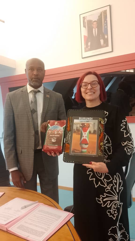 Aujourd'hui à Strasbourg, j'ai eu l' honneur de signer la déclaration d'intention de renforcer la coopération dans le domaine de l'administration publique avec Mme Maryvonne Le BRIGNONEN, Directrice de l'INSP.
<a href="/burundi_ena/">ENA BURUNDI</a> 
<a href="/MFPTE_bdi/">Ministère de la Fonction Publique Burundi</a>