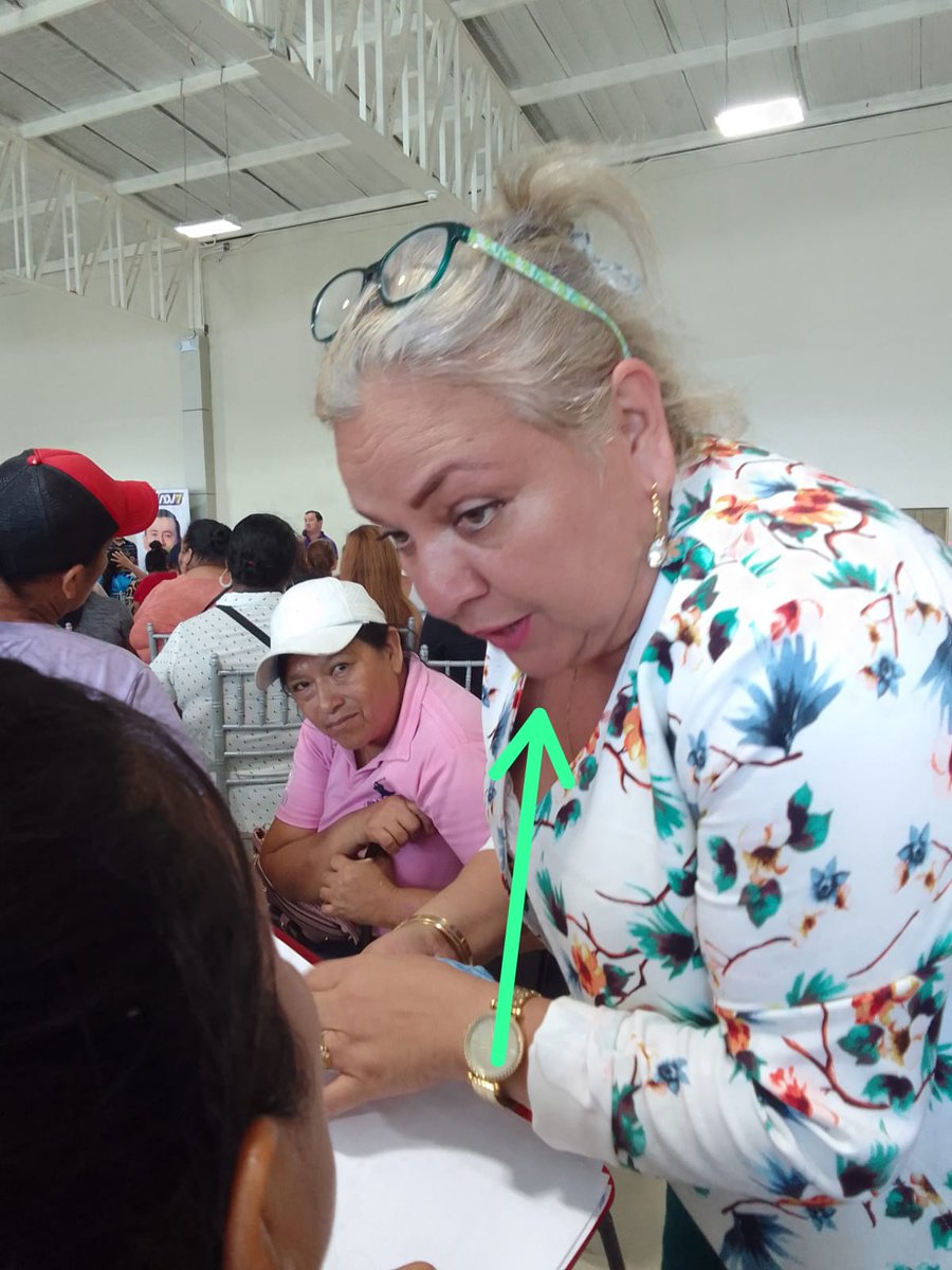 Señores del <a href="/cnegobec/">cnegobec</a> en Durán convocan a una charla los q reciben bonos y esta señora empieza a hacerle campaña a <a href="/DanielNoboaOk/">Daniel Noboa Azin</a>, espero que tomen los correctivos necesarios.
<a href="/TCE_Ecuador/">TCE Ecuador</a>
<a href="/ContraloriaECU/">Contraloría Ecuador</a>
<a href="/AsambleaEcuador/">Asamblea Nacional</a>
<a href="/LuisaGonzalezEc/">Luisa González</a>
<a href="/BancadaRC5/">Bancada Ciudadana</a>
