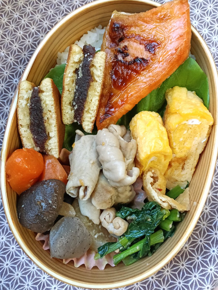cbcssk's tweet photo. 息子弁当
モツ煮
小松菜と油揚げの甘辛炒め
どら焼き

とりあえず車を出すための最低限の雪かきは終わりました☃️１５分で体がぽか��か
＃お弁当　＃料理好きな人とつながりたい　＃佐渡 https://t.co/vWuuOik4fa