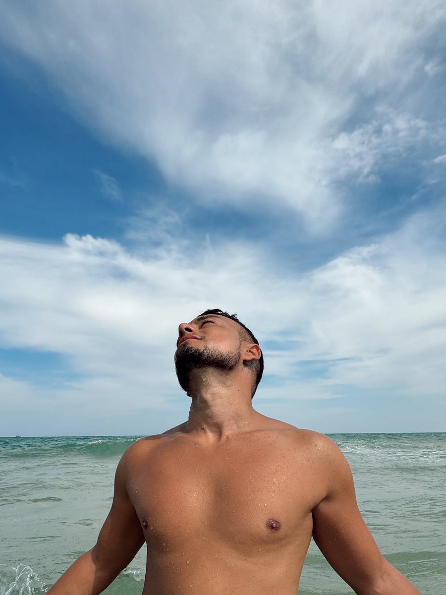 OMAR24_7's tweet photo. Uno de mis sueños es vivir donde sol y playa todo el año 🌊☀️ https://t.co/he6XSwWpf6