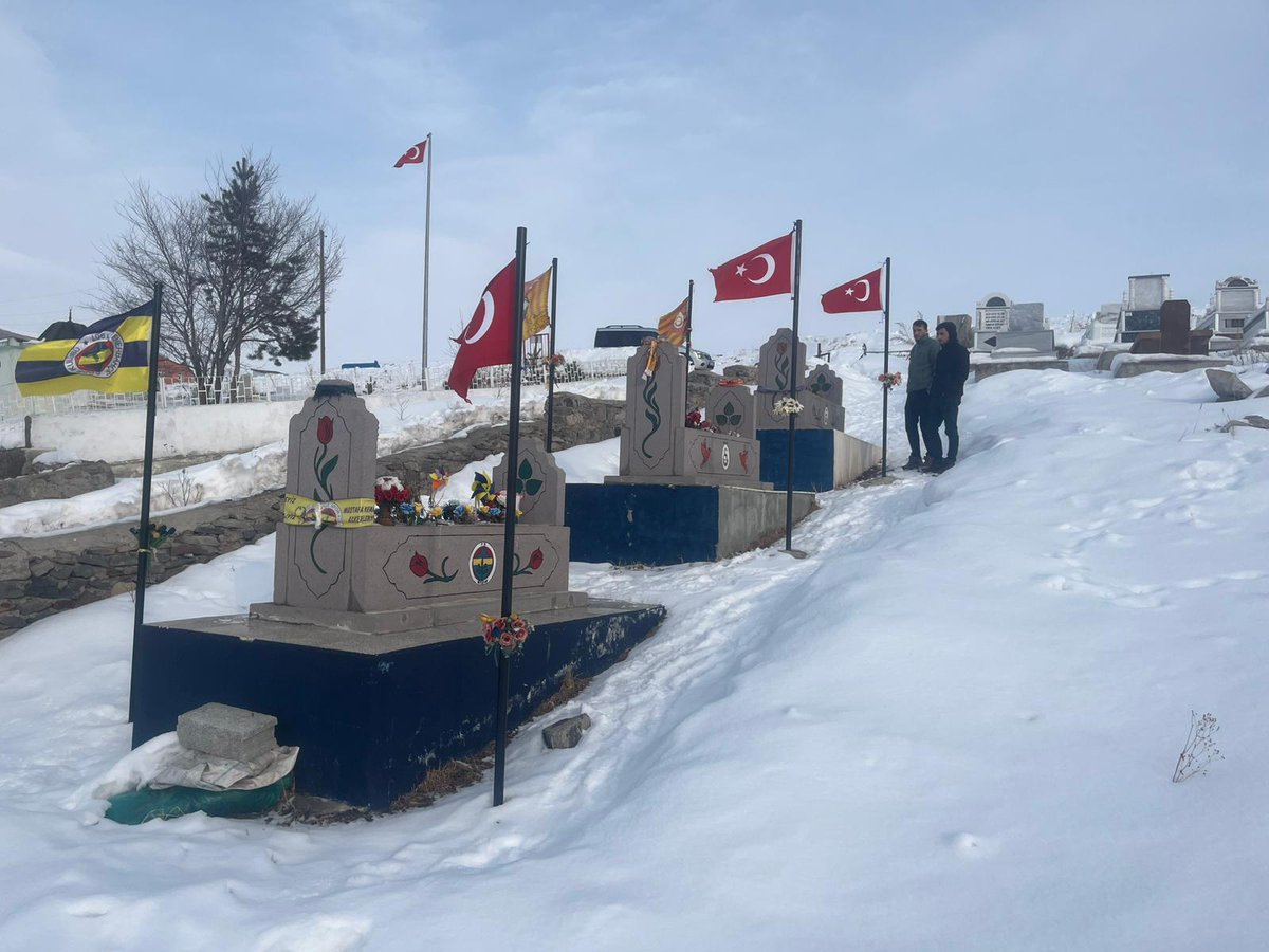 memetturkerr's tweet photo. 2 yıl önce merkez üssü Kahramanmaraş'ta meydana gelen depremde hayatını kaybeden tüm canlarımıza Allah'tan rahmet, yakınlarına başsağlığı diliyoruz.

Felakette hayatını kaybeden; Memet Alikan, Şener Kayamen ve Fuat Bulut'un kabirlerine ziyarette bulunduk. Unutmadık, unutmayacağız.
#6subat2023